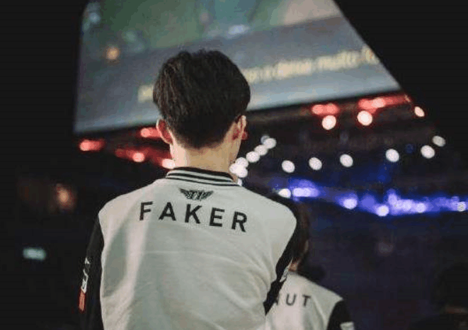 巴黎则更倚 巴黎则更倚